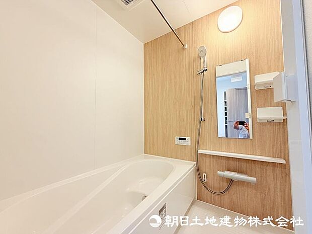 <浴室>1坪タイプの広いユニットバスです。
