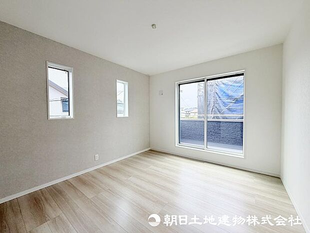 <寝室>バルコニーに面した明るい寝室7帖でお過ごしいただけます。