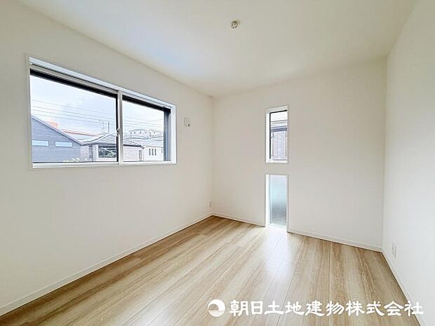 <洋室>2方向に窓がある明るい2面採光のお部屋です。