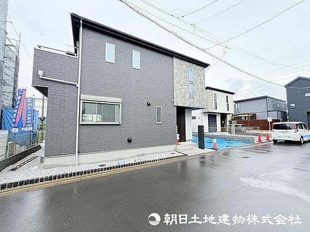 <外観>交通量の少ない道路に面して安心いただけます。