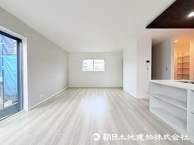 <リビング>東南向きの大きな窓がある明るいリビング空間です。