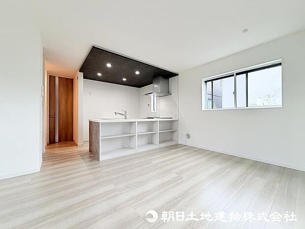 <ダイニング>対面キッチン前の広いダイニングスペースです。