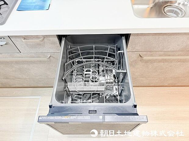<キッチン>ご家族5人分の食器類を洗浄できる容量のビルトイン食器洗浄機付です。