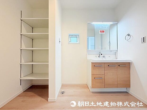 <洗面室>タオル等をすっきりと収納できる可動棚があり便利です。