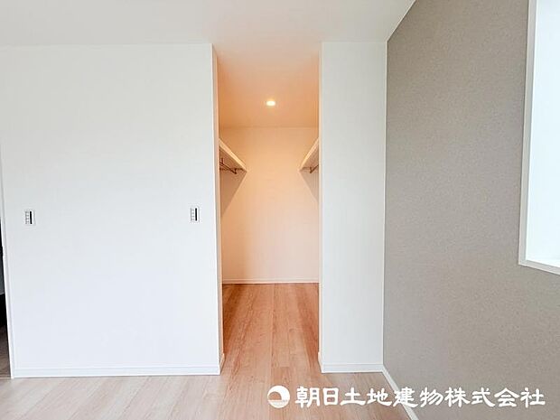 <収納>ご夫婦で使えるウォークインクローゼットも魅力です。
