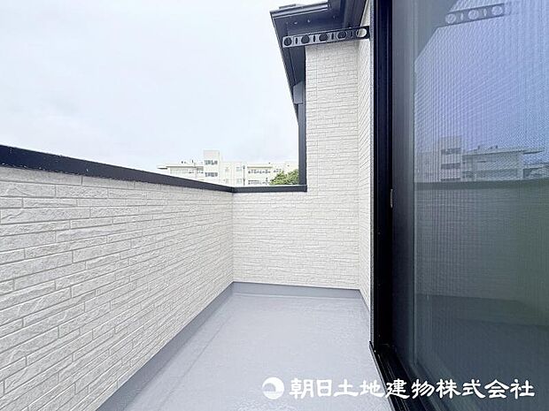 <バルコニー>奥行がありお洗濯物をゆったりと干せます。