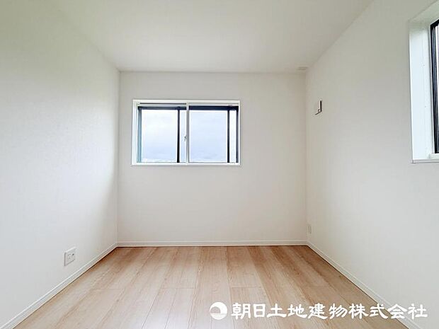 <洋室>2ヵ所に窓がある2面採光の明るいお部屋です。