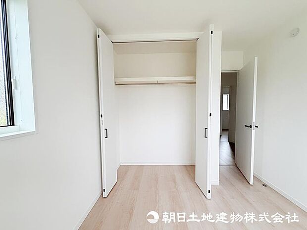 <収納>各洋室にクローゼットがありお洋服をすっきりと収納できます。