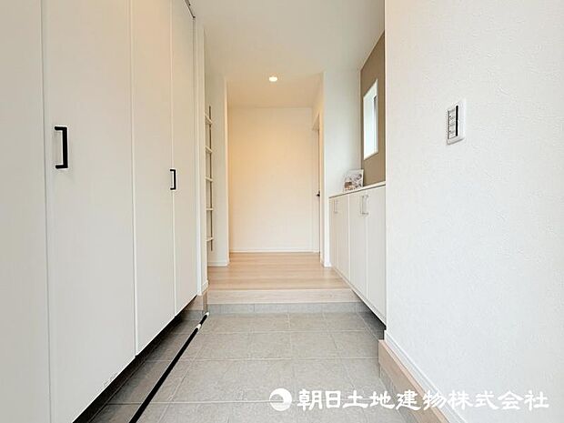 <玄関>靴をすっきりと整理整頓できる大型シューズボックス付きです。