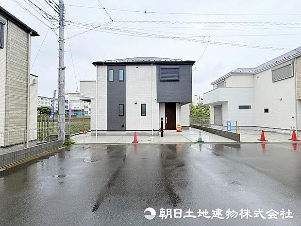 <外観>幅員6m道路に面して車のすれ違いも楽にできます。