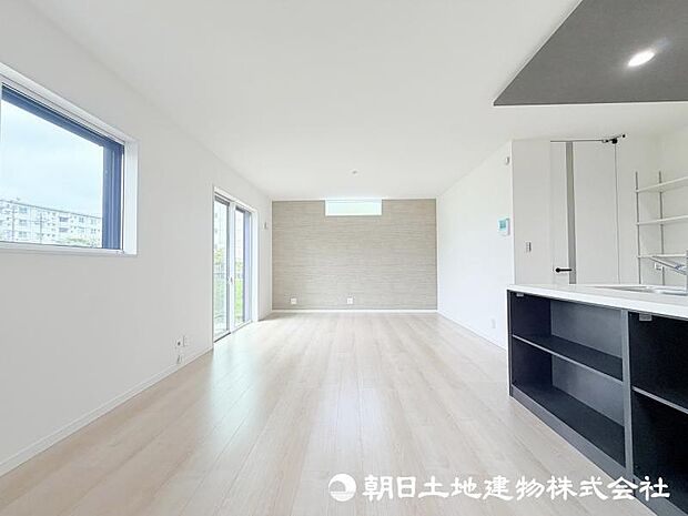 <リビング>東南向きの大きな窓がある明るいリビング空間です。