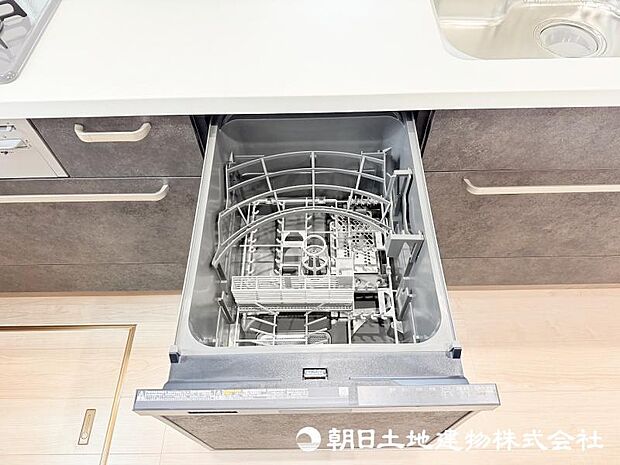 <キッチン>ご家族5人分の食器類を洗浄できる容量のビルトイン食器洗浄機付です。