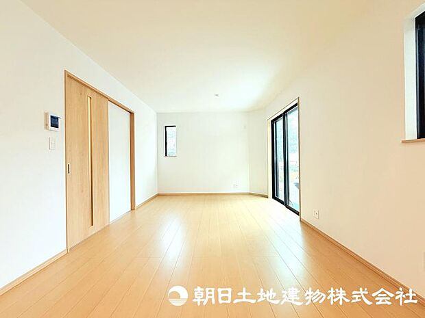 住まう方のライフスタイルに合わせて自由に使えるリビング空間。家族団らんの時間はもちろん、趣味やくつろぎのひとときにもぴったりです。