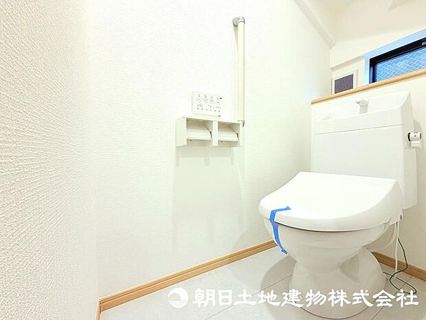 毎日使う場所だからこそ、清潔感と使いやすさが大切なトイレ。快適な暮らしをサポートする落ち着いた空間です。 