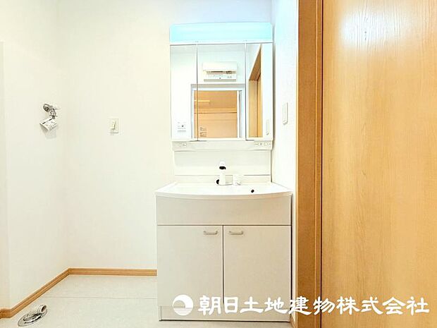 朝の準備から帰宅後の手洗いまで、家族みんなが使いやすい洗面所。快適な暮らしを支える実用的なスペースです。 