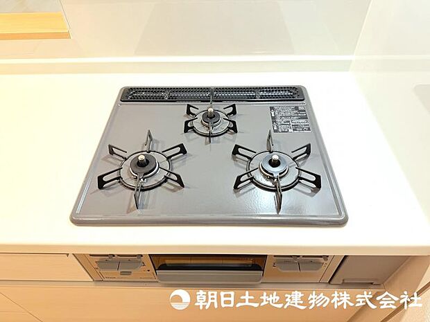 三つ口コンロを備えた使い勝手の良いキッチン。複数の料理を同時に進めることができ、毎日の調理を効率よくサポートします。 