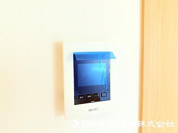来訪者を室内から確認できるモニター付きインターホンを備え、安心感のある暮らしをサポートします。 