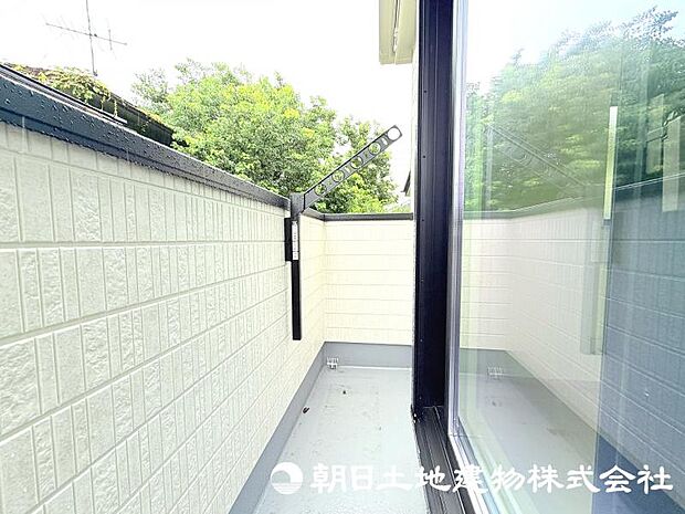 住まいに開放感をプラスするバルコニー。日当たりや風通しを感じながら、心地よい時間を過ごせる場所です。 