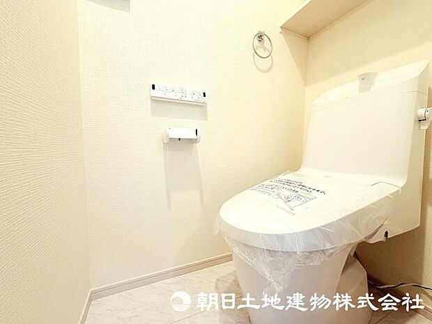 毎日使う場所だからこそ、清潔感と使いやすさが大切なトイレ。快適な暮らしをサポートする落ち着いた空間です。