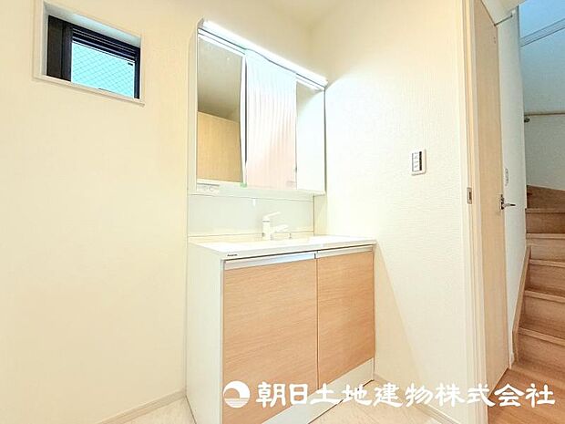 朝の準備から帰宅後の手洗いまで、家族みんなが使いやすい洗面所。快適な暮らしを支える実用的なスペースです。