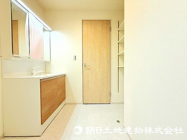 朝の準備から帰宅後の手洗いまで、家族みんなが使いやすい洗面所。快適な暮らしを支える実用的なスペースです。