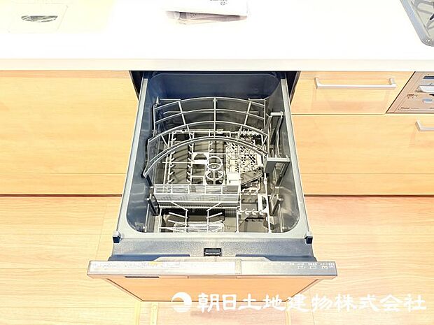食器洗いの負担を軽減してくれる食洗器を備えたキッチン。家事の効率化をサポートし、ゆとりある時間を生み出します。