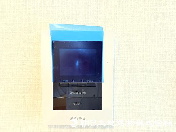 来訪者を室内から確認できるモニター付きインターホンを備え、安心感のある暮らしをサポートします。