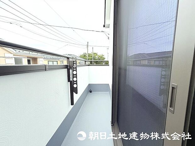 住まいに開放感をプラスするバルコニー。日当たりや風通しを感じながら、心地よい時間を過ごせる場所です。