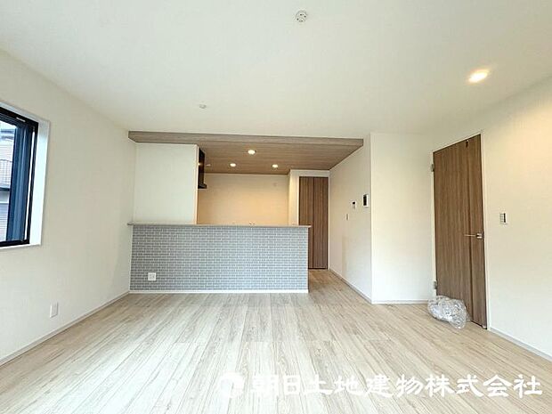 日々の暮らしの中心となるリビングは、居心地の良さと使いやすさを兼ね備えた空間です。家族との会話を楽しみながら、快適な時間を過ごせます。