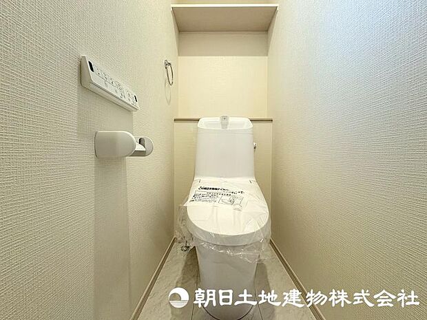 毎日使う場所だからこそ、清潔感と使いやすさが大切なトイレ。快適な暮らしをサポートする落ち着いた空間です。