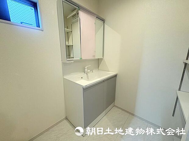 朝の準備から帰宅後の手洗いまで、家族みんなが使いやすい洗面所。快適な暮らしを支える実用的なスペースです。