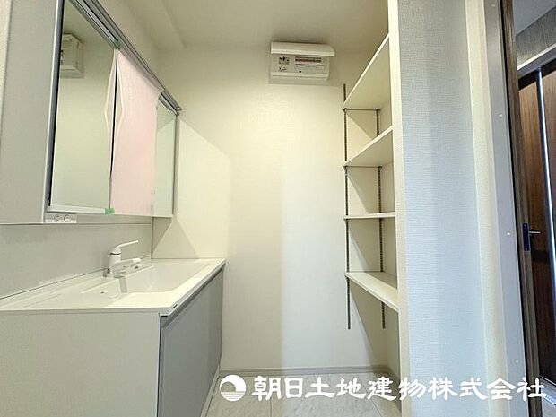 朝の準備から帰宅後の手洗いまで、家族みんなが使いやすい洗面所。快適な暮らしを支える実用的なスペースです。