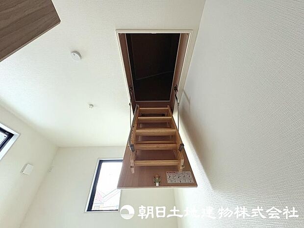 便利なグルニエ付きです。季節もののお洋服などの収納に便利ですね。