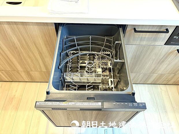 食器洗いの負担を軽減してくれる食洗器を備えたキッチン。家事の効率化をサポートし、ゆとりある時間を生み出します。