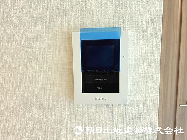 来訪者を室内から確認できるモニター付きインターホンを備え、安心感のある暮らしをサポートします。