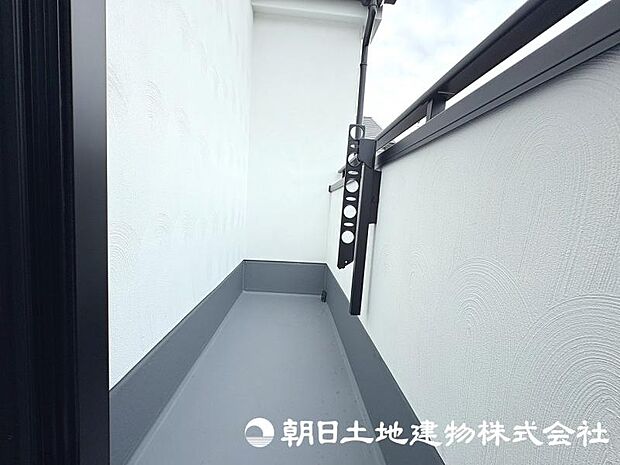 住まいに開放感をプラスするバルコニー。日当たりや風通しを感じながら、心地よい時間を過ごせる場所です。