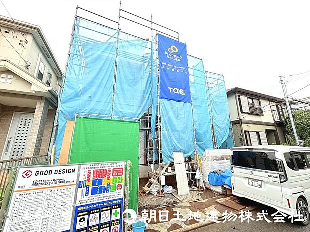 街並みに調和する新しい住まいが建築中です。周辺環境とのバランスを大切にした、快適な暮らしを叶える住まいの完成をお楽しみください。
