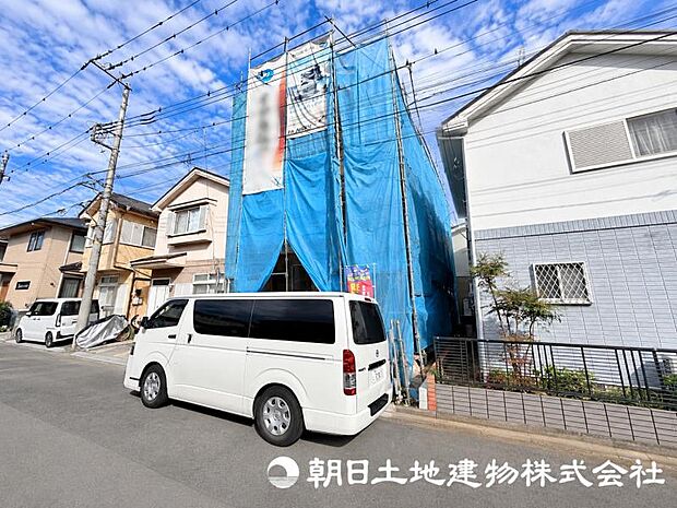 街並みに調和する新しい住まいが建築中です。周辺環境とのバランスを大切にした、快適な暮らしを叶える住まいの完成をお楽しみください。