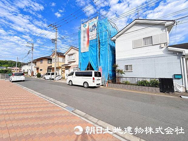 現在建築中の注目物件です。街の景観に配慮した外観と、暮らしやすさを考えた住まいが完成予定です。新しい街の一員となる住まいの誕生をお楽しみください。