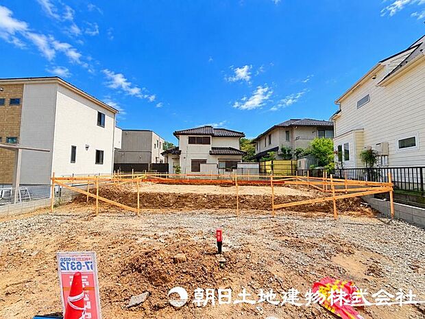 ＜現地＞公園が点在する緑豊かな住宅地内に立地しています。