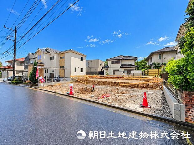 ＜現地＞公園が点在する緑豊かな住宅地内に立地しています。