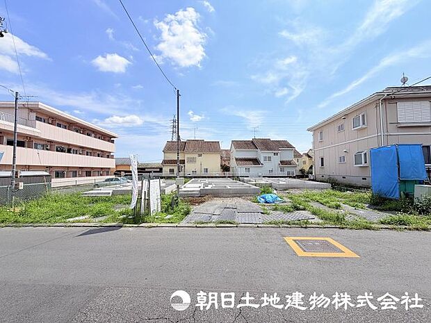 街並みに調和する新しい住まいが建築中です。周辺環境とのバランスを大切にした、快適な暮らしを叶える住まいの完成をお楽しみください。