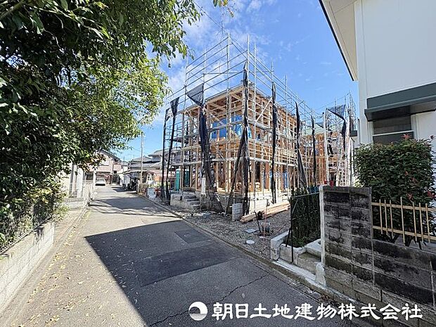 街並みに調和する新しい住まいが建築中です。周辺環境とのバランスを大切にした、快適な暮らしを叶える住まいの完成をお楽しみください。
