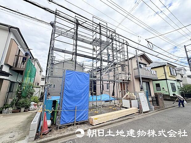 現在建築中の注目物件です。街の景観に配慮した外観と、暮らしやすさを考えた住まいが完成予定です。新しい街の一員となる住まいの誕生をお楽しみください。