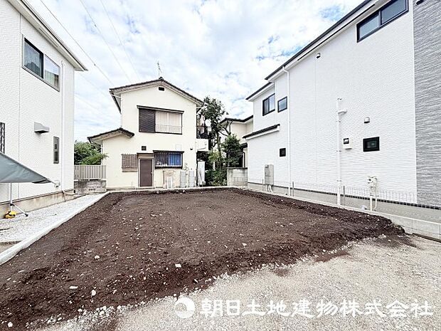 新しい街の一角に誕生する、魅力ある住まいです。周囲の環境と調和しながら、家族の時間を豊かに育む空間を目指しています。