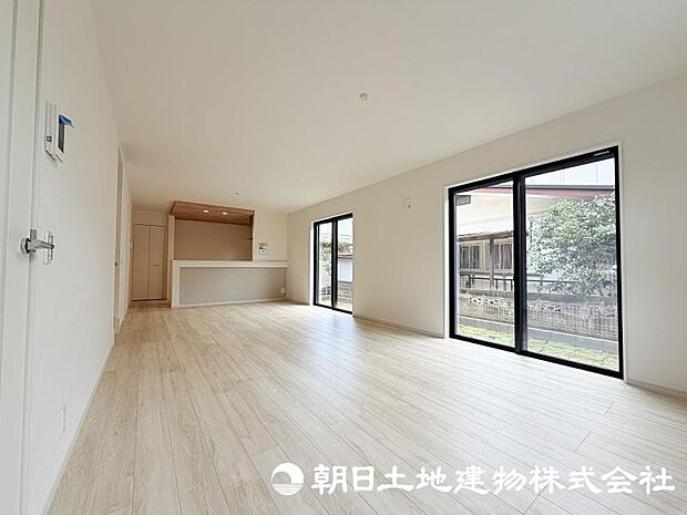 家族が自然と集まるリビングは、毎日の暮らしを心地よく彩る安らぎの空間です。家具の配置やインテリア次第で、お好みの雰囲気にコーディネートできます。