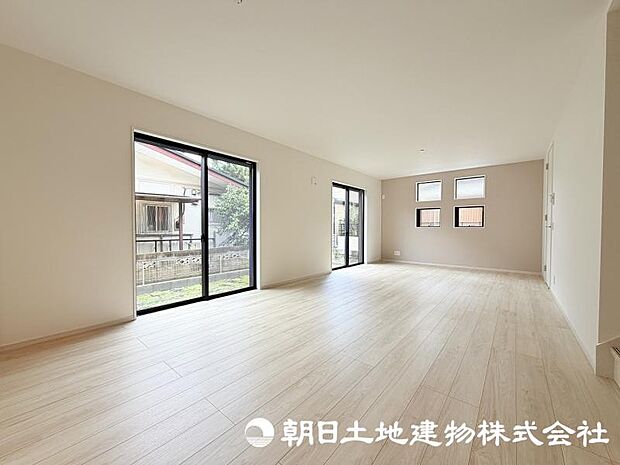 日々の暮らしの中心となるリビングは、居心地の良さと使いやすさを兼ね備えた空間です。家族との会話を楽しみながら、快適な時間を過ごせます。
