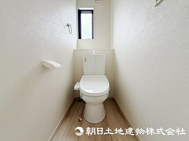 毎日使う場所だからこそ、清潔感と使いやすさが大切なトイレ。快適な暮らしをサポートする落ち着いた空間です。