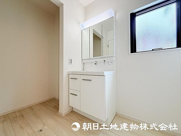 朝の準備から帰宅後の手洗いまで、家族みんなが使いやすい洗面所。快適な暮らしを支える実用的なスペースです。