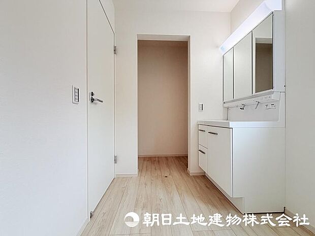 朝の準備から帰宅後の手洗いまで、家族みんなが使いやすい洗面所。快適な暮らしを支える実用的なスペースです。